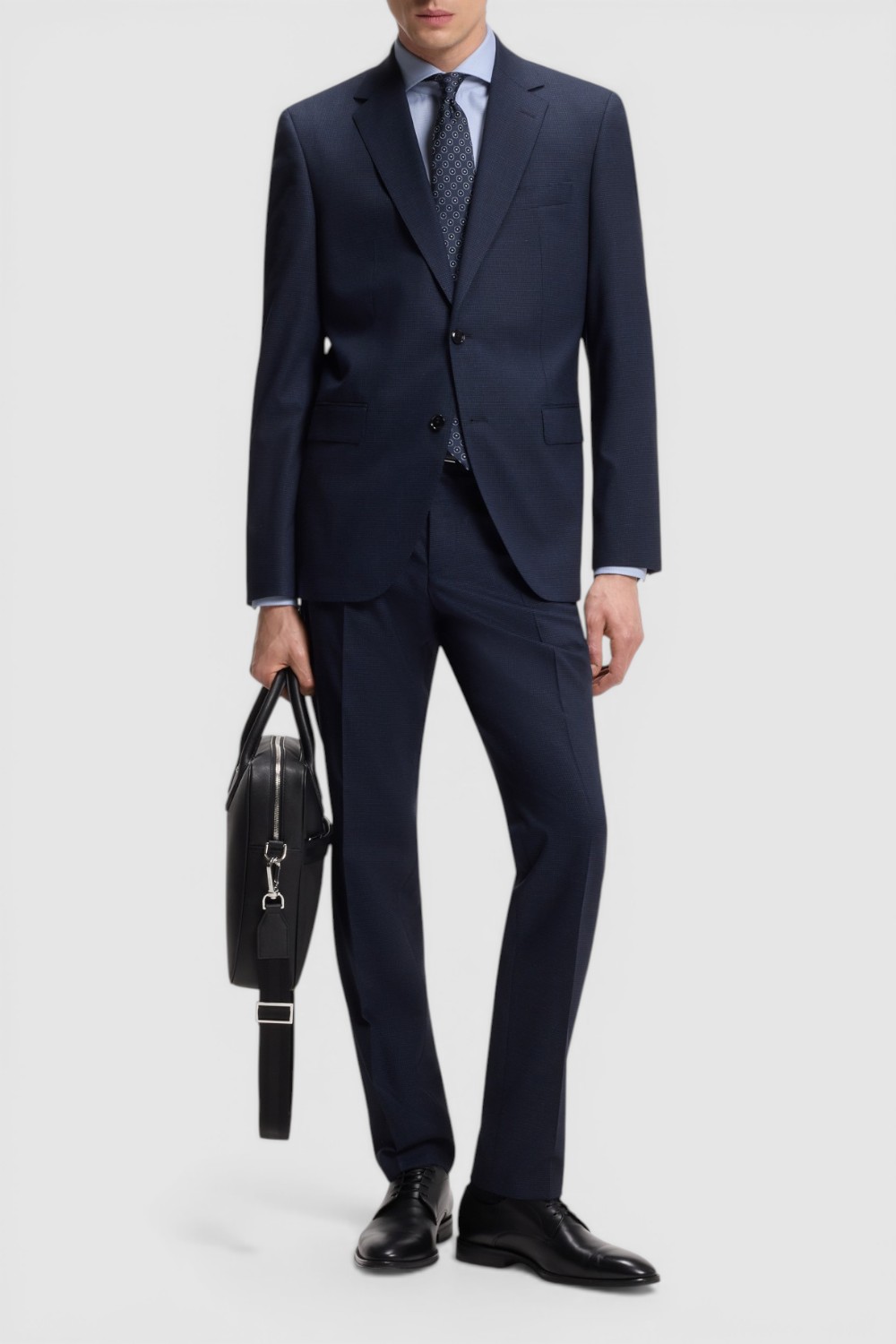 תמונת כל הלוק של חולצה מכופתרת בגזרה ישרה